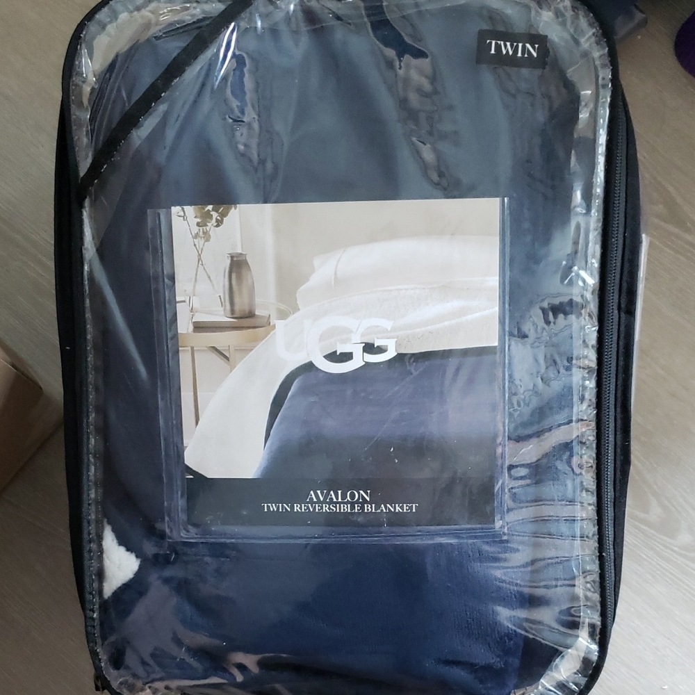 UGG Avalon Reversible Blanket - Dark Blue and White